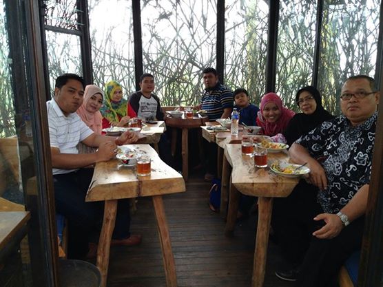 Bandung with complete family di akhir Mei 2014. Alhamdulillah.. Semoga jalan2 komplit sekeluarga bisa jadi agenda tahunan.